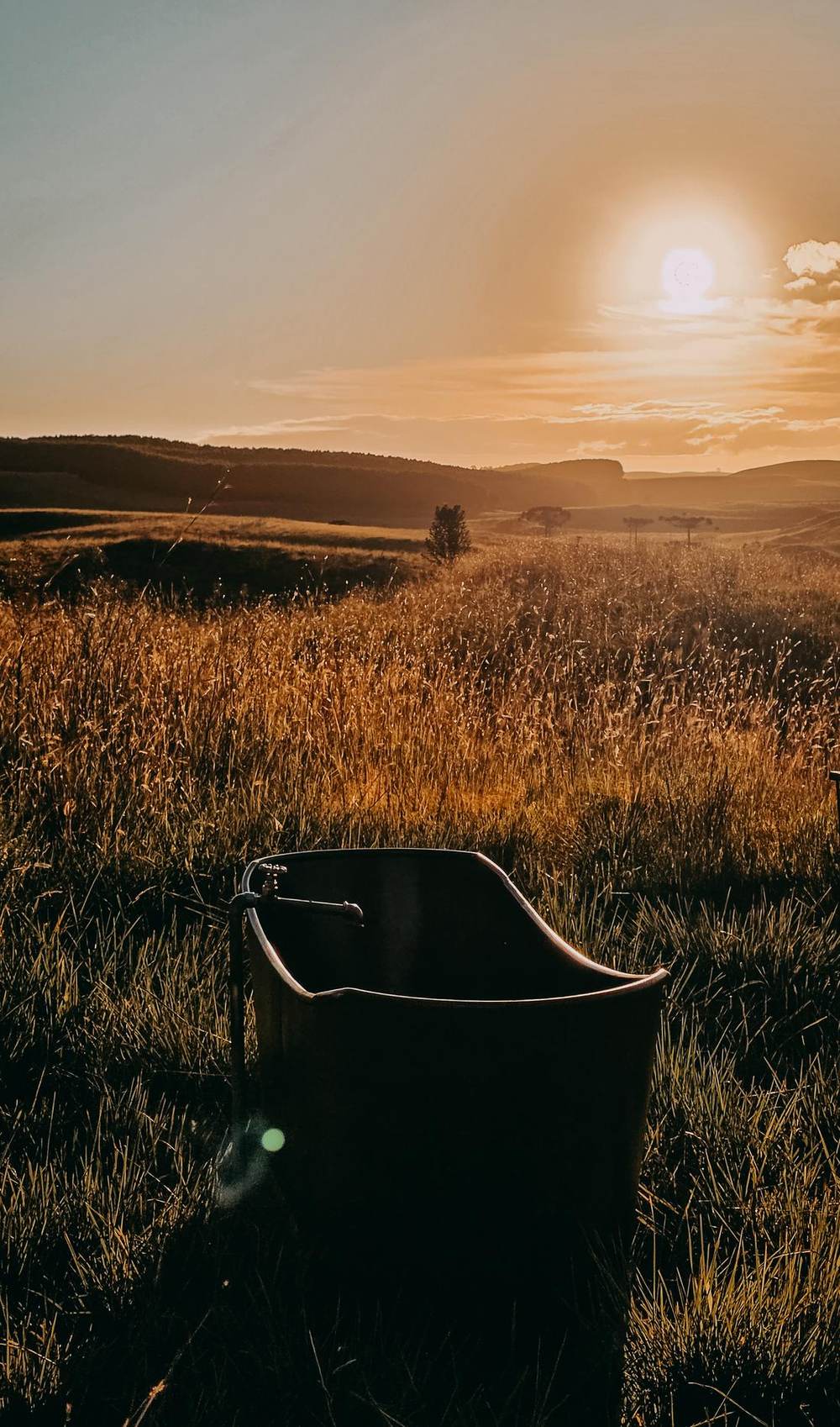 Antonieta em contraluz, com o sol se pondo sobre a serra