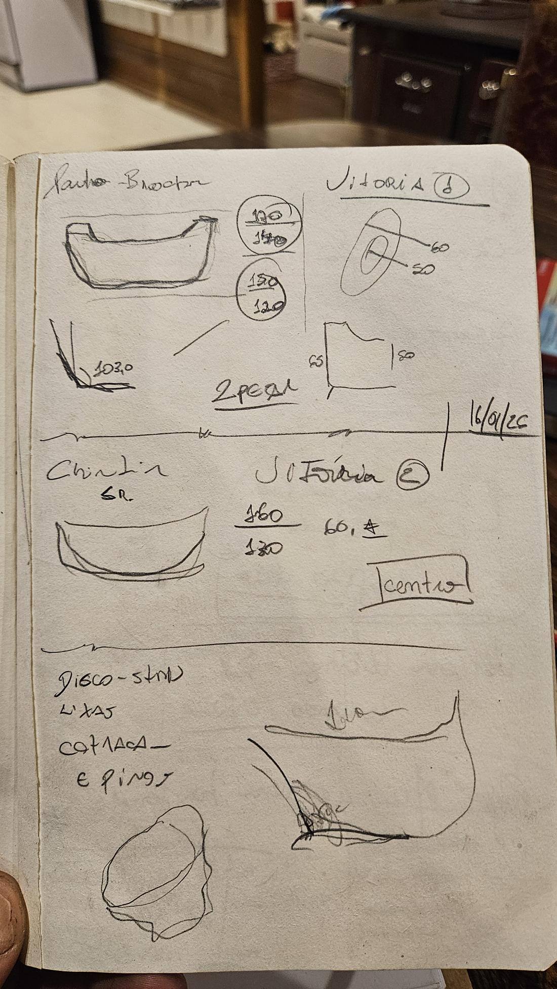 Página do caderno de atelier com croquis e medidas da Vitoria